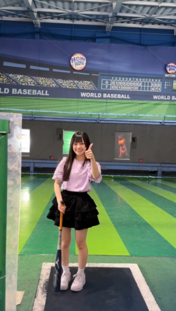 146cmの体から豪快スイング！二刀流アイドル・越まりん、ミニスカ美脚のバッティングムービーにファンの視線釘付け！