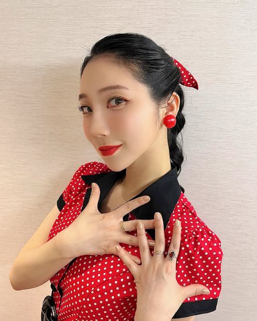 ファーストサマーウイカ、レトロな衣装でキメポーズ！スラリワンピ姿が美しいと話題に