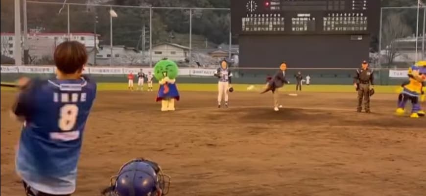 始球式でまさかのヒット！？前楽天監督・今江敏晃がさすがのバッティング