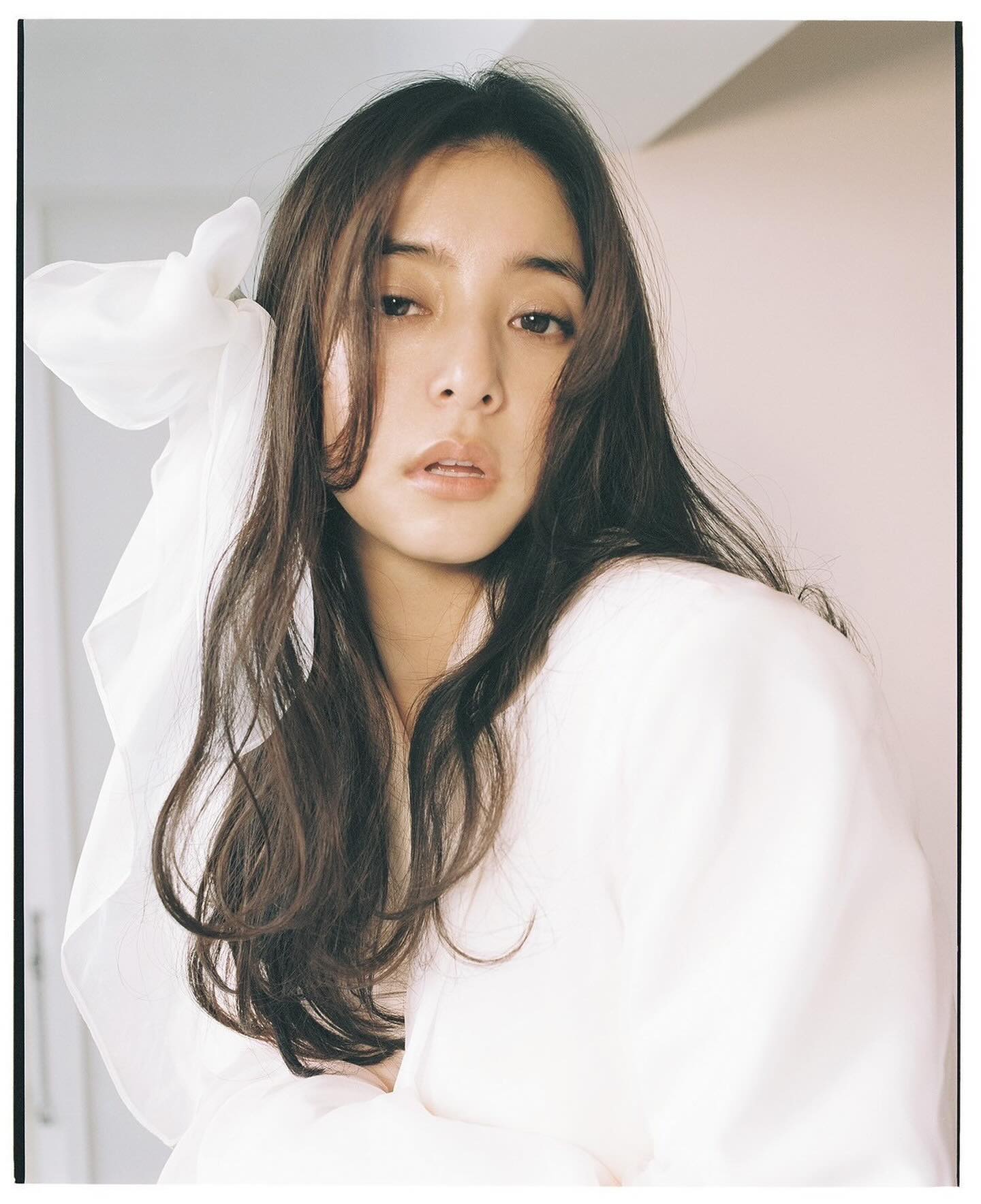 新木優子だからできる、大人でセクシーな「リボン」にファンがメロメロ🎀🤍