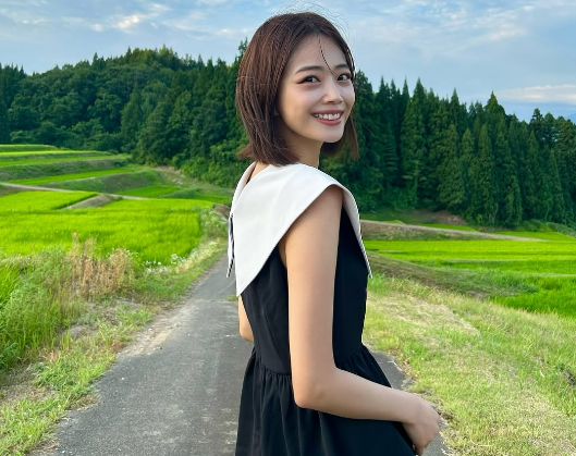 「むちゃくちゃ可愛いです！」美女モデル、田園で魅せた”美麗・パワーチャージショット”！虹が架かるムービーも公開