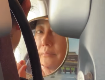 「見返し方がクセ強すぎる！」友近の“鏡越しコント風ショット”に爆笑の嵐