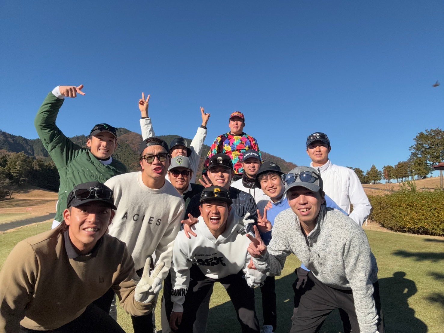 先日現役引退を発表したプロ野球選手が同期とゴルフを楽しむ