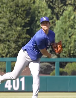 大谷翔平、試合前に投球フォームをチェック 二刀流復帰に向けて一歩ずつ