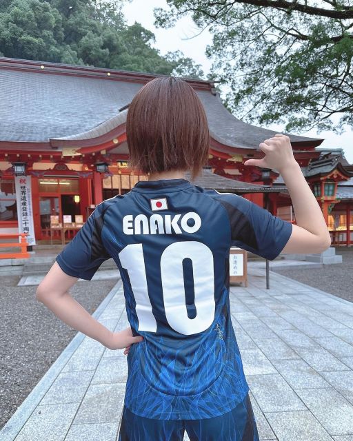人気コスプレイヤー・えなこが「もう一人のサッカー日本代表」に⁉カッコ可愛い姿にファン歓喜！
