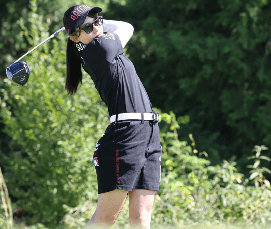 「グラサン越しでも、可愛さがわかるなんて」美女プロゴルファー、”ブラックウェアDEパワフル・ショット”にファン歓喜！