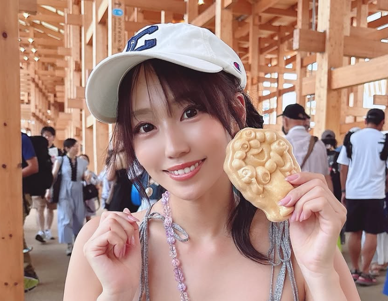 笑顔がまぶしい！霧島聖子、大阪・関西万博を満喫「ミャクミャクグッズいっぱい」