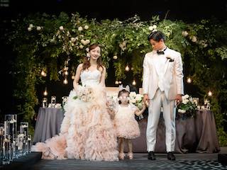 板野友美 ”豪華”披露宴の様子を公開‼︎ 美しすぎる夫婦ショットが話題に