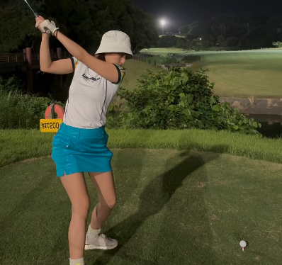 ダブルゴルフ美女子、夏の思い出凝縮・ナイトスイングムービーを披露！ファン歓喜「PERFECT」