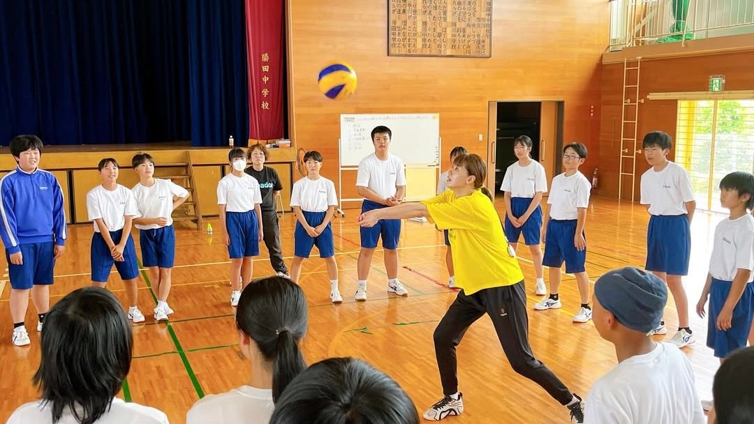 「夢に向かって生徒さんたちが輝いてくれますように」元バレーボール日本代表・井上香織、岡山県の中学校でバレーボール教室を実施！