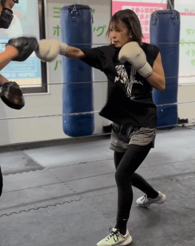 「ナイスパンチ！」美しき元K1女子ファイター、ワンツーパンチラッシュのボクシングムービーを披露しファン大白熱！「まさにツヨカワ」