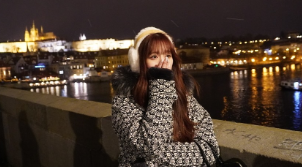 ももクロ・佐々木彩夏、プラハで夜の衣装チェンジを披露！「女神なの？」とファン驚嘆