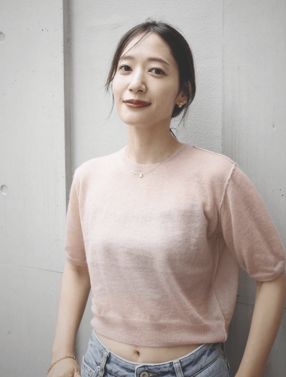 元TBSアナウンサー吉田明世、ピンクのニットで美しいへそ出しルックを披露！