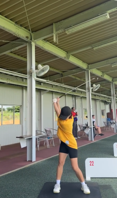 ハーフスパッツから美脚がスラリ！美女ゴルファー・佐久間夏美、ナイスショットムービー公開にファン歓喜！