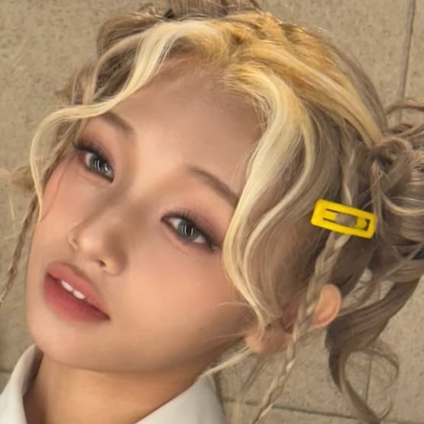 UNIS ・ゼリー、制服衣装で自撮り！