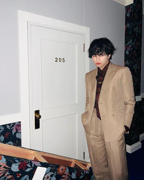 中島健人 「共犯関係でしょ？」セクシーすぎるオフショットに「共犯関係です💙💙💙」