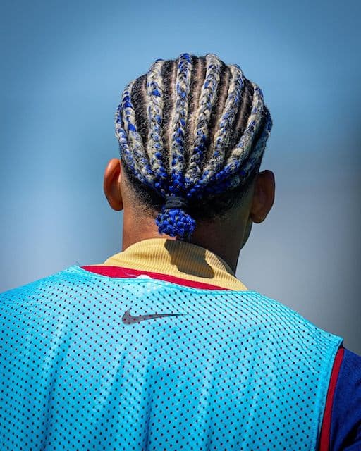 バルセロナDFアラウホ 青髪姿を披露しかっこよすぎると話題に