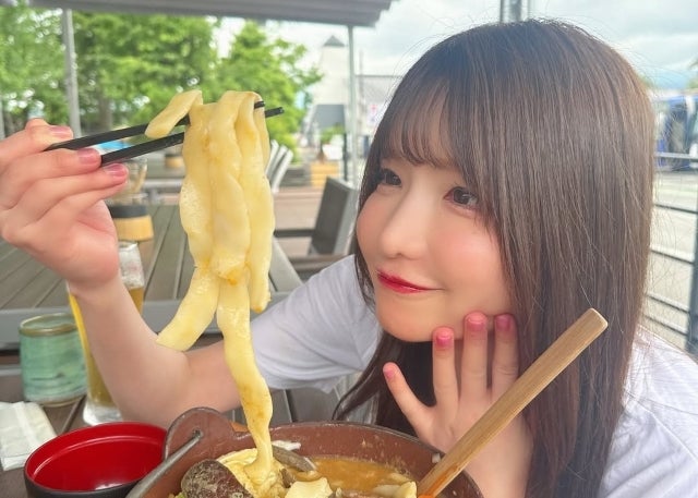 もえあず、河口湖の風とともに味わう「辛味噌ほうとう」。食の幸せが笑顔にあふれる瞬間