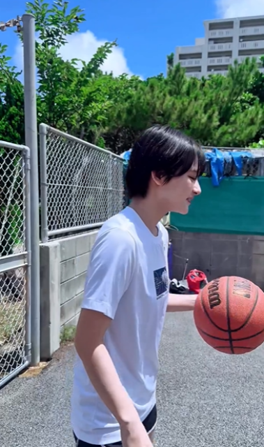 ボーイッシュな魅力にドッキドキ⁉バスケ系インフルエンサー、SPORTYショーパンスタイルのナイスシュートムービーにファン大歓喜！