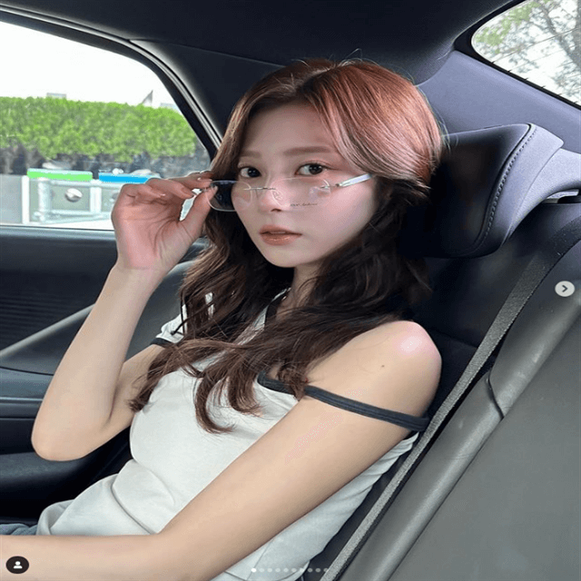 美人女優の車内メガネ姿にファン「元々綺麗なのに、更に」と惚れ惚れ