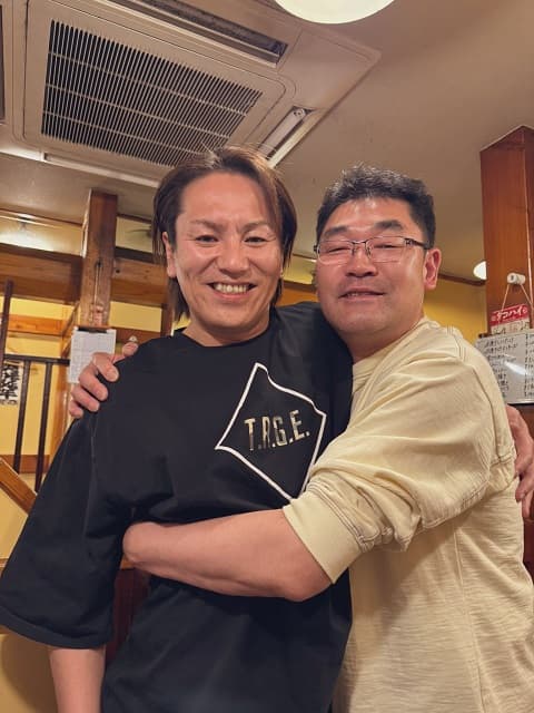 「好きな人。。」狩野英孝が元バイト先のマスターと再会！素敵な2ショットにファンほっこり