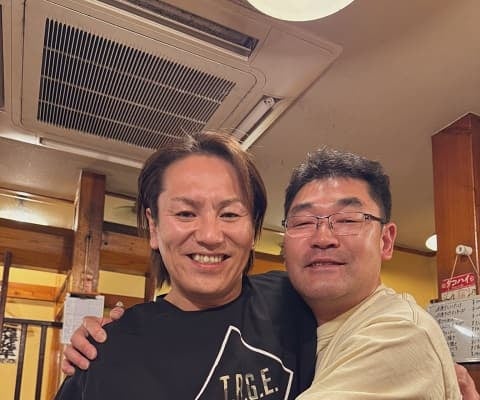 「好きな人。。」狩野英孝が元バイト先のマスターと再会！素敵な2ショットにファンほっこり