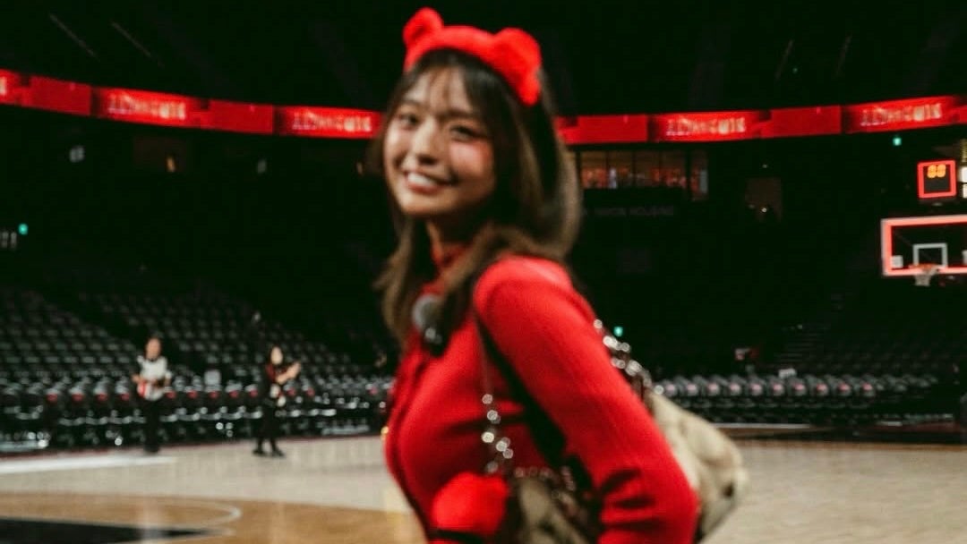 赤コーデが眩しい！“サッカー好き美女”ぽみ、新アリーナでバスケ観戦ショット公開