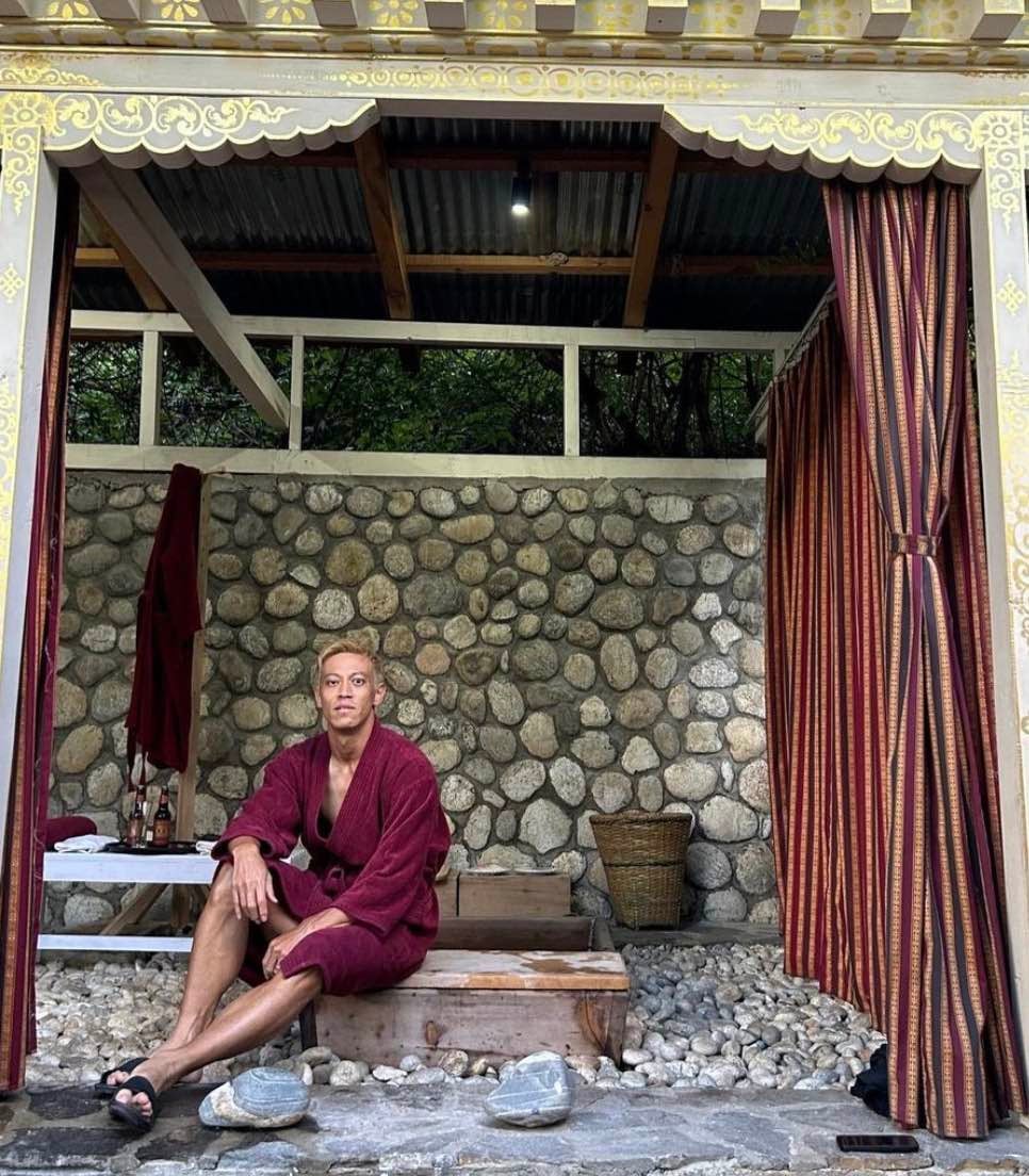 「絵になりすぎる...。」本田圭佑のブータンでの写真が話題に