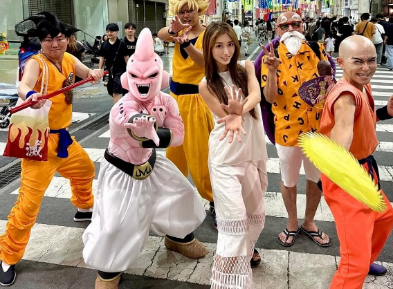 筋トレ美女子、ドラゴンボールコスプレイヤーとともに”かめはめ波・ショット”を披露！ファンエキサイト「混ざりたい」