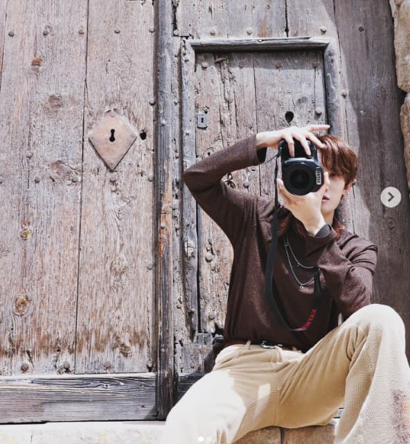 人気アイドル、スペインでの自撮りショットにファン注目！