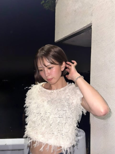 菅原美優、オリーブベージュが映える夜風のワンシーン。ブリーチレスの美しさが今の彼女らしさを物語る