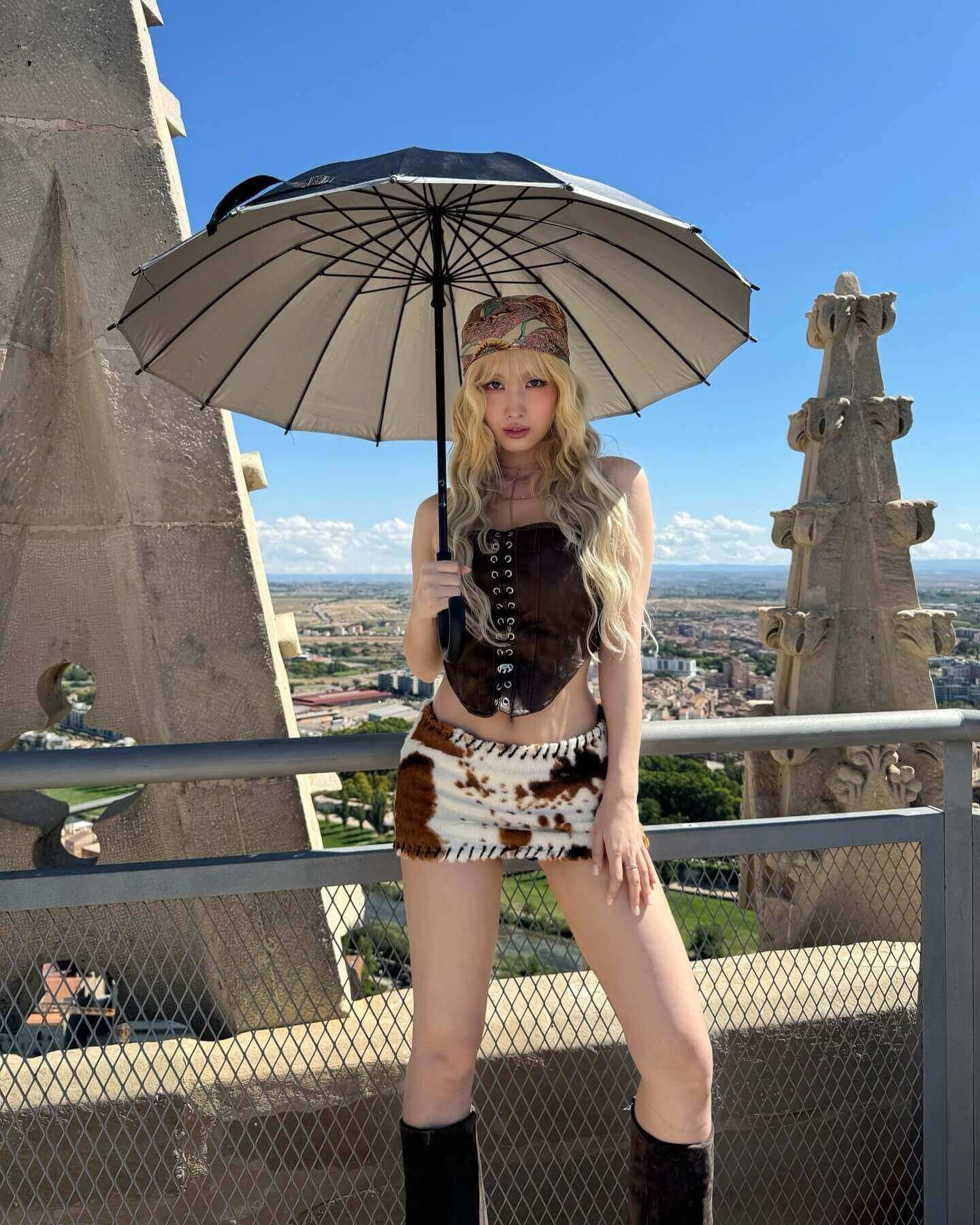 TWICE・MOMO、スペインの街並みや建造物をバックにした最新ショットが可愛すぎると話題に