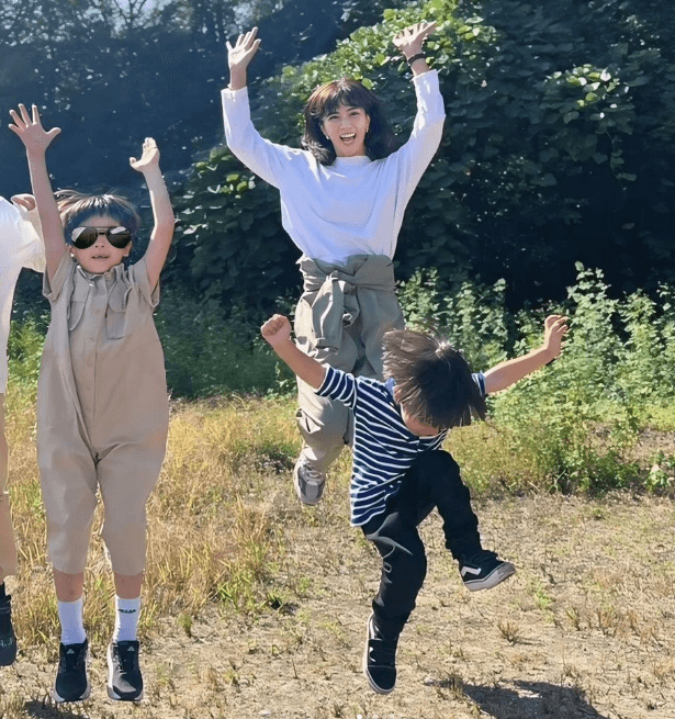 「爆破シーン体験ツアー！？」あの元人気グラドルのポストが話題！次男の”ボンバーヘッド”にも注目集まる