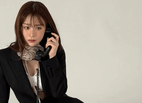 「可愛いもセクシーも全部持ってる」人気モデル、レトロ黒電話を手に”MAX美脚ショット”を披露！ファンメロメロに