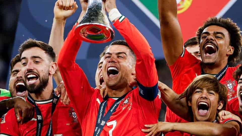 クリスティアーノ・ロナウドが「É NOSSA」 トロフィー掲げ優勝を喜ぶ