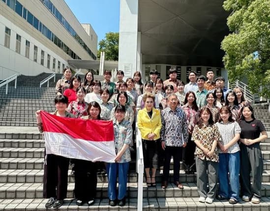 デヴィ夫人　中央大学での特別講義！80枚以上の感想文に感動