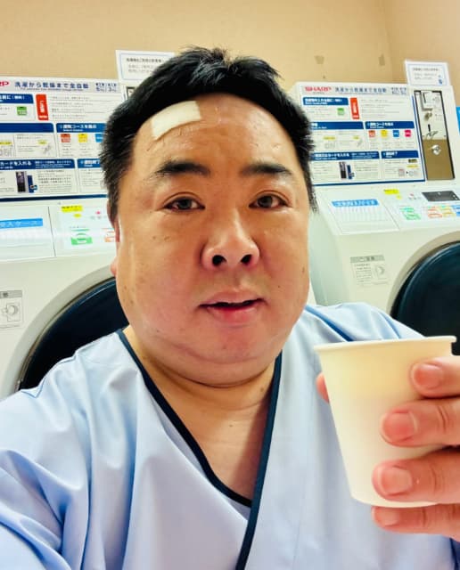 ドランクドラゴン塚地が入院姿に「まさか入院？」も実は…