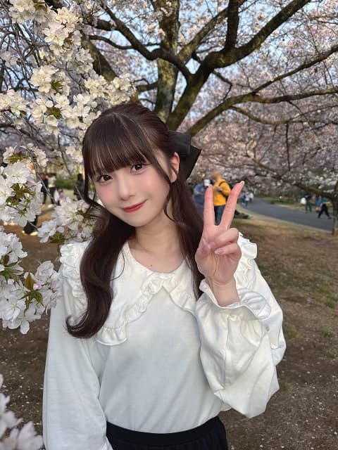 「今日冬...？」≠ME 菅波美玲が寒い日に桜とのショットを公開！綺麗な姿にファンから絶賛の声