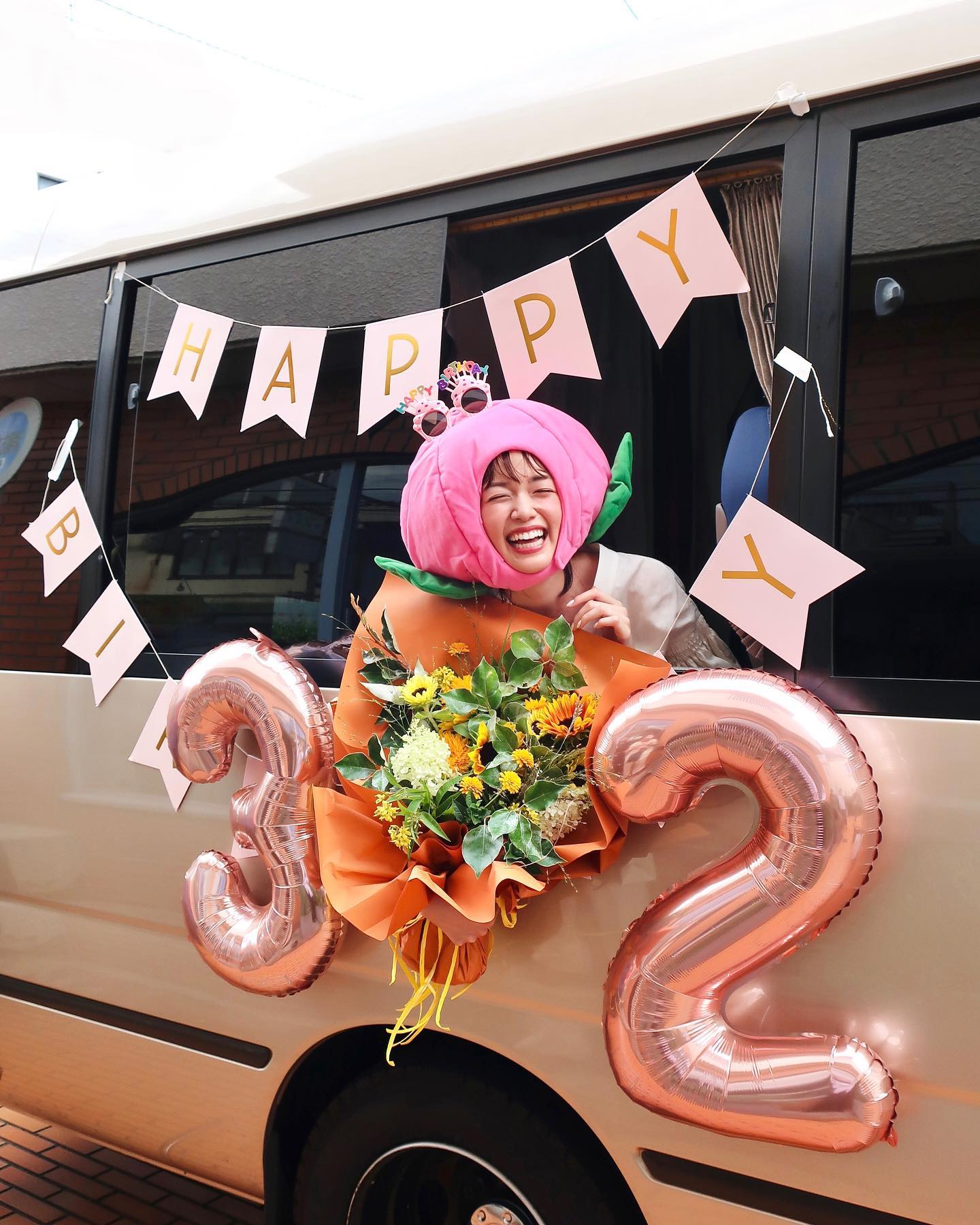 祝32歳🎉佐藤栞里さん「ミニーちゃんだね」🐭🎀　“仲良し”滝沢カレンさんら芸能人から祝福コメント多数👀