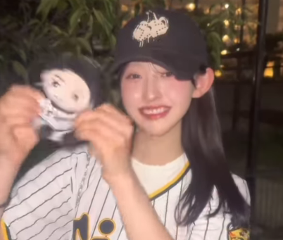 「可愛すぎる！！」タレントの野球美女子、ユニ姿で