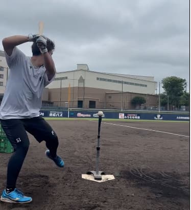 「スタンドに突き刺す！」日本ハム・今川優馬が出力全開の豪快トスバッティングを披露！