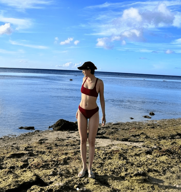 俳優・松田龍平のモデル妻、赤ビキニ姿で美ボディスタイル公開 なお1児の母