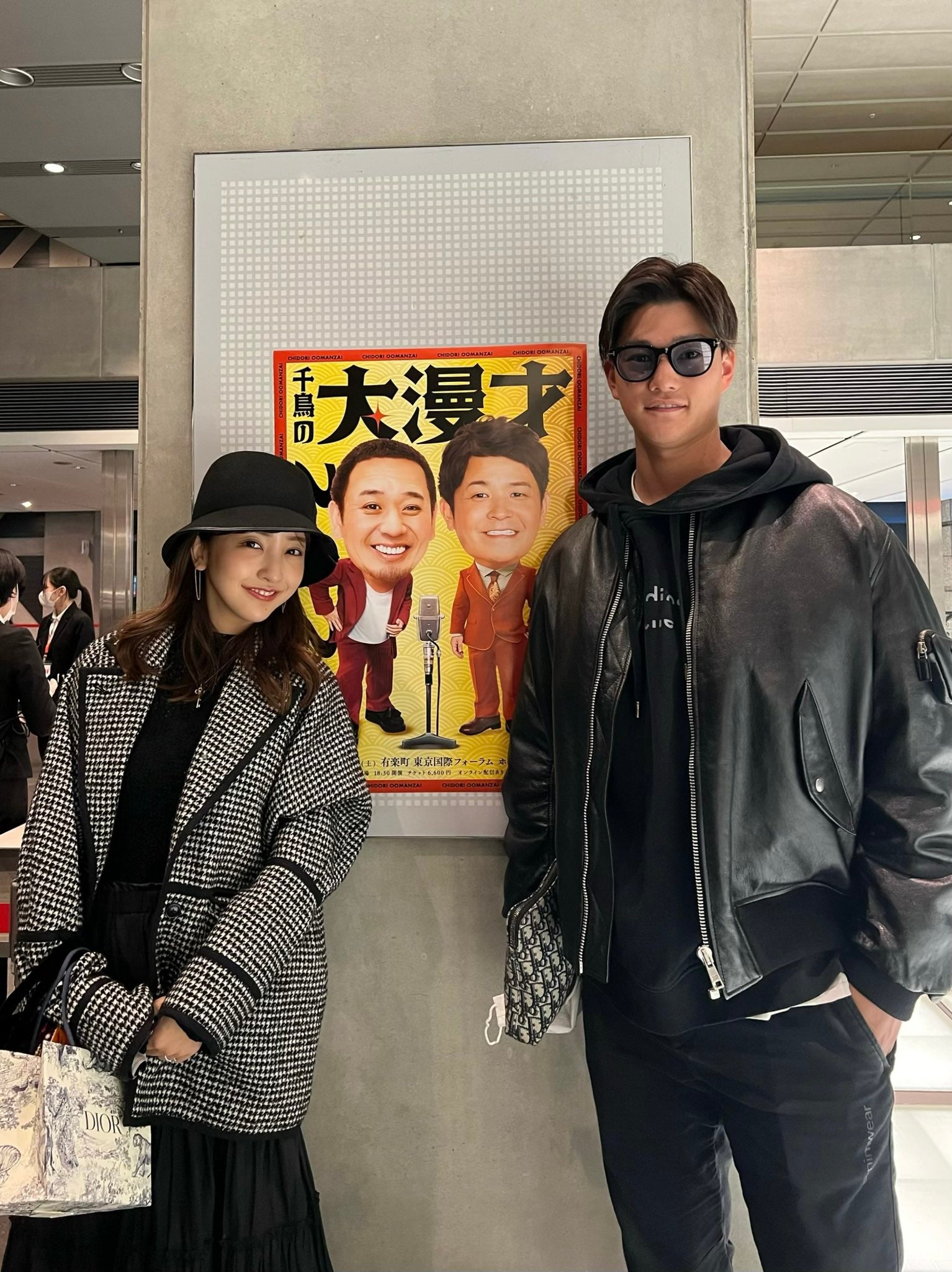 板野友美＆ヤクルト高橋、モノトーン2Sを披露📸「ほんと美男美女」