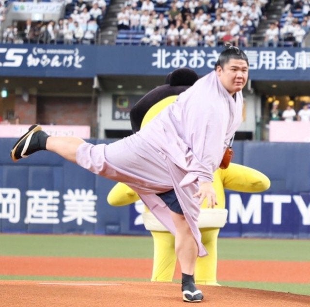 京セラドームに響いた“粋”な声援　宇良が始球式に登場、大相撲とプロ野球の異色コラボが実現