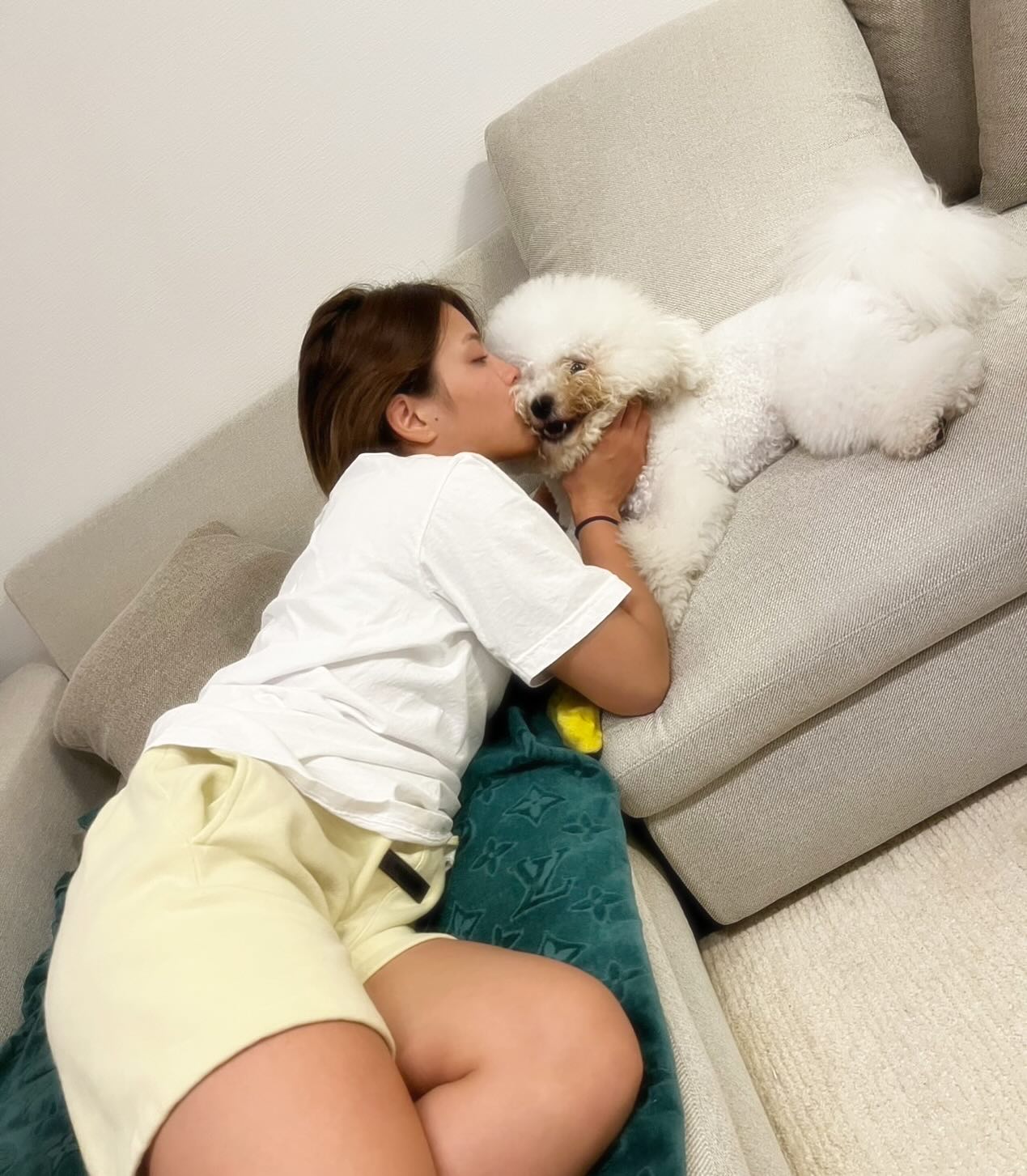 「めっちゃ可愛い…！」阿部詩が愛犬とリラックスタイム、癒しの1枚にファン悶絶