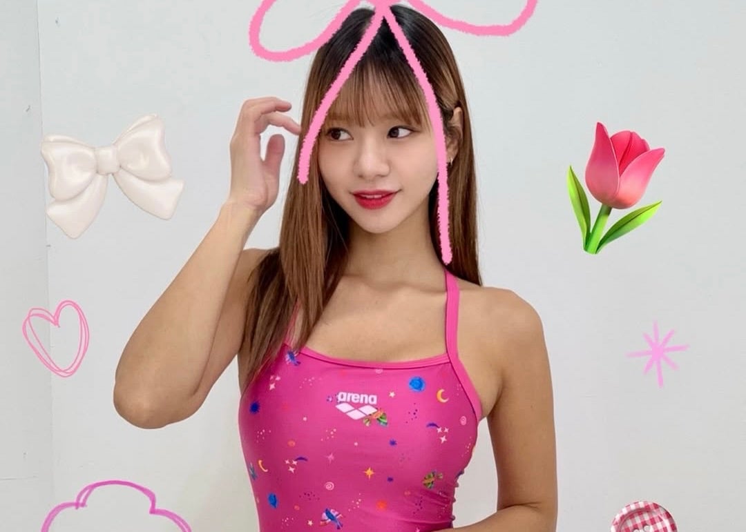 “ビビッド×グラマラス”韓国の元芸人美女、ピンク競泳水着姿が眼福すぎる