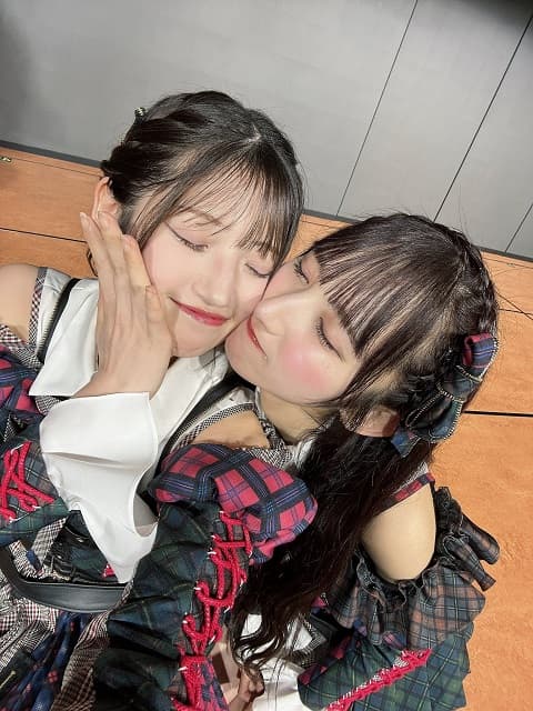 AKB48 村山彩希が長友彩海の生誕祭に出演！仲良し頬寄せショットにファンも笑顔
