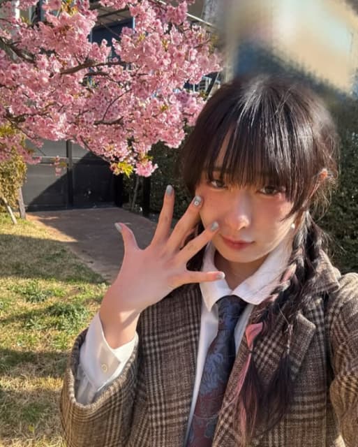 格闘家・辻井和奏が愛らしいお花見ショットを公開！三つ編みがキュート！！