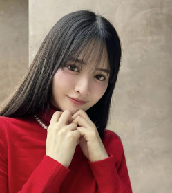 鎮西寿々歌、赤コーデで大人の魅力！ファンから「可愛すぎて無事キュン死」