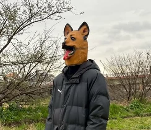 「りゅび犬最高です」宮世琉弥、自身出演ドラマのオフショットで犬の被り物姿を披露！